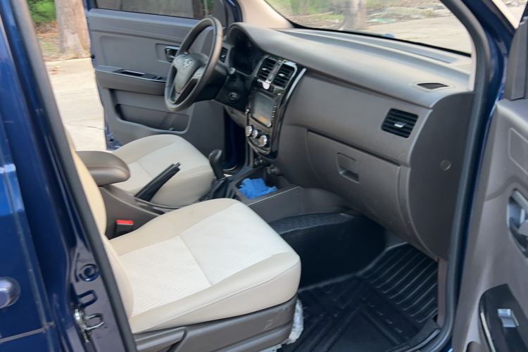 Used Wuling Rongguang V 2016 1.5L Standard Version Interior 4