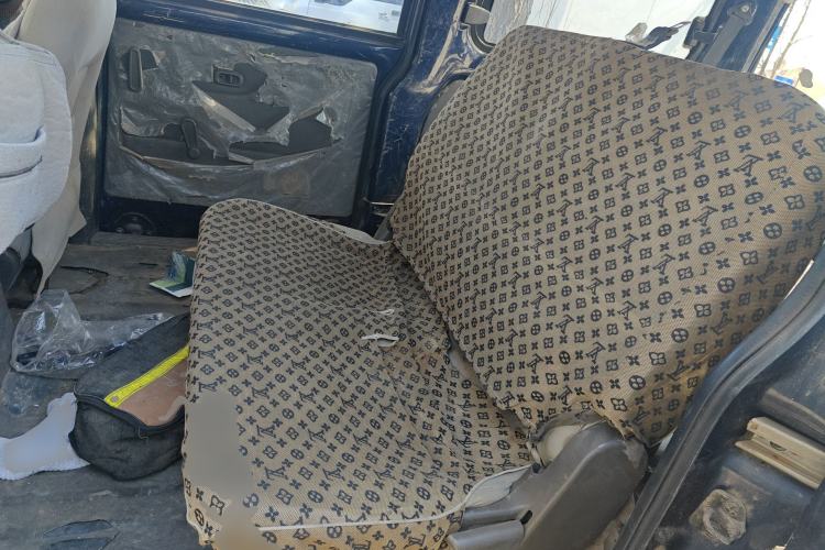 Used Wuling Rongguang V 2016 1.5L Practical Version Left Rear Seat