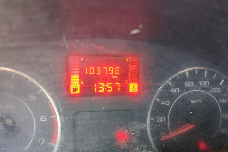 Used Wuling Rongguang V 2016 1.5L Practical Version Odometer Close Up