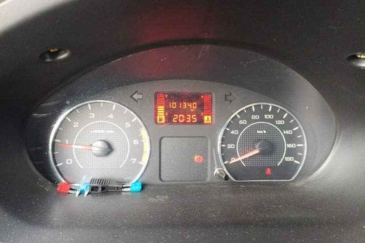 Used Wuling Rongguang V 2016 1.5L Practical Version Odometer Close Up