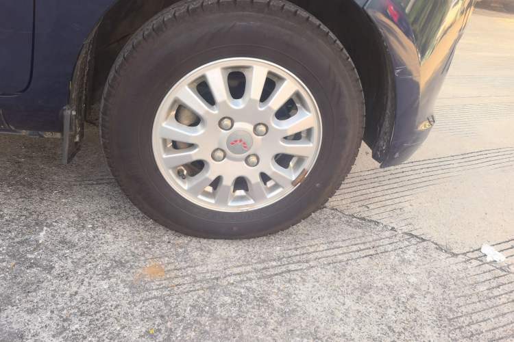 Used Wuling Rongguang V 2016 1.5L Standard Version Right Front Wheel Hub