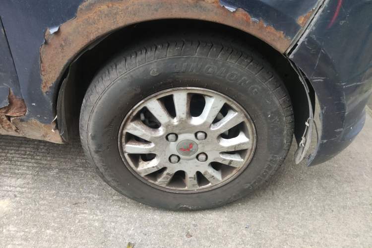 Used Wuling Rongguang V 2016 1.5L Standard Version Right Front Wheel Hub