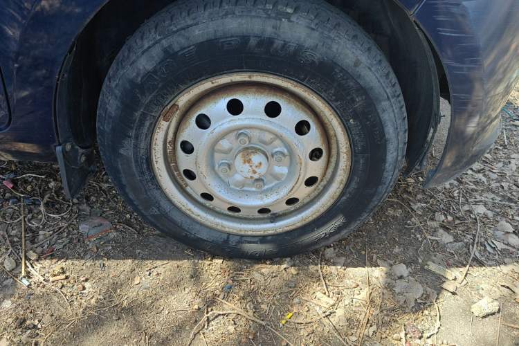Used Wuling Rongguang V 2016 1.5L Practical Version Right Front Wheel Hub