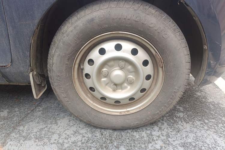 Used Wuling Rongguang V 2016 1.5L Practical Version Right Front Wheel Hub