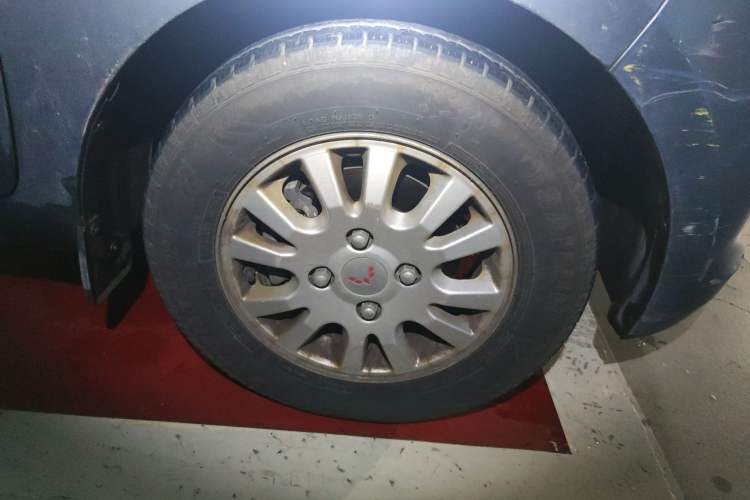 Used Wuling Rongguang V 2016 1.5L Standard Version Right Front Wheel Hub