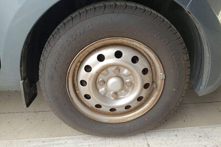 Used Wuling Rongguang V 2016 1.5L Practical Version Right Front Wheel Hub