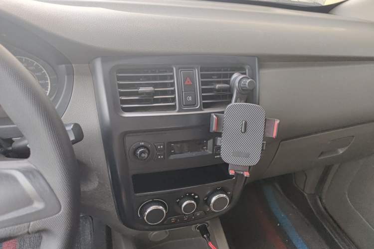 Used Wuling Rongguang V 2016 1.5L Practical Version Non-Power-Assisted Audio And AC Panel