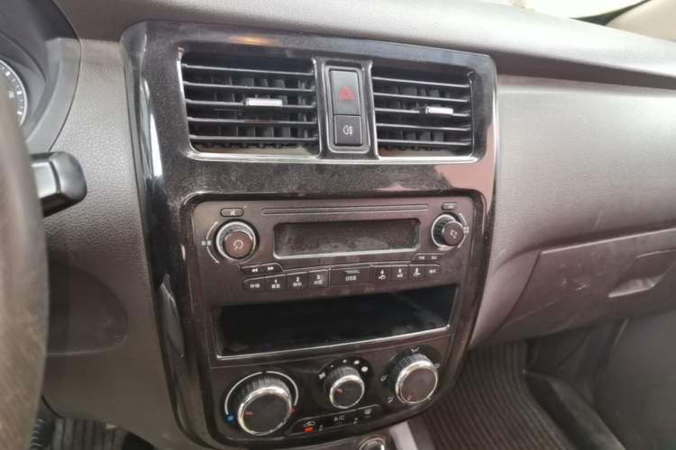 Used Wuling Rongguang V 2016 1.5L Standard Version Audio And AC Panel