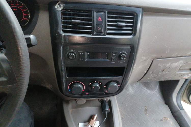 Used Wuling Rongguang V 2016 1.2L Practical Version Audio And AC Panel
