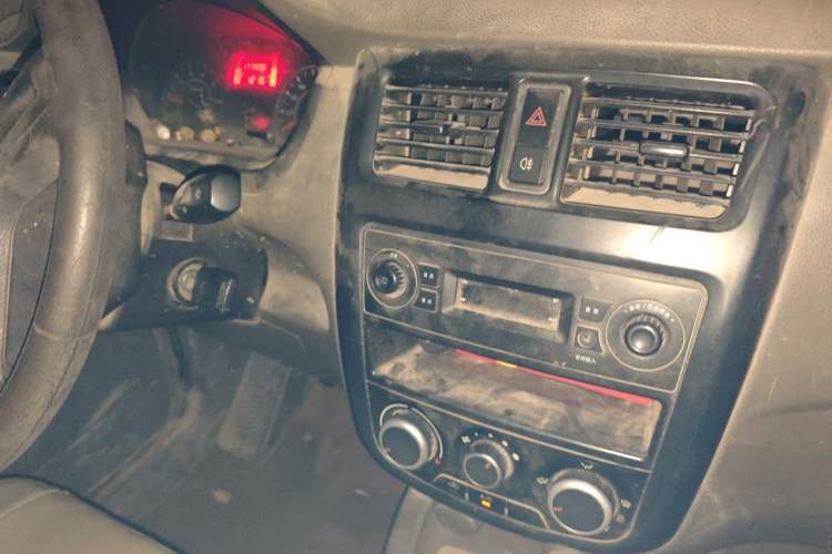 Used Wuling Rongguang V 2016 1.5L Practical Version Audio And AC Panel
