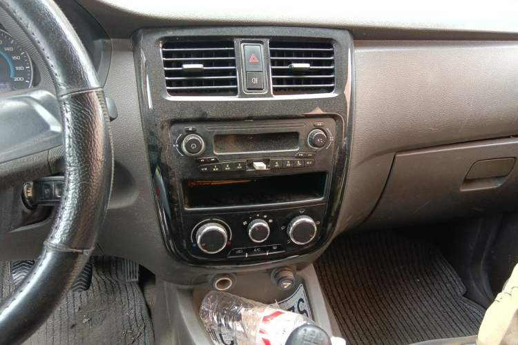 Used Wuling Rongguang V 2016 1.2L Standard Version Audio And AC Panel