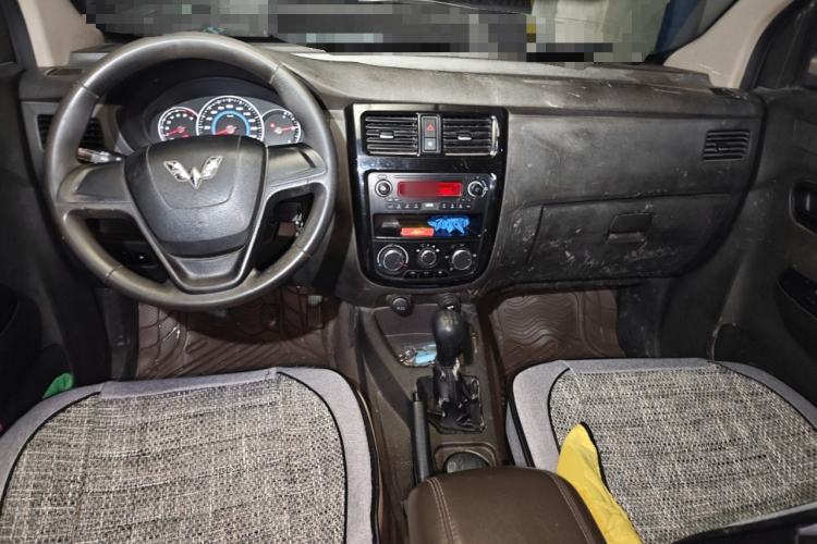Used Wuling Rongguang V 2016 1.5L Standard Version Center Console
