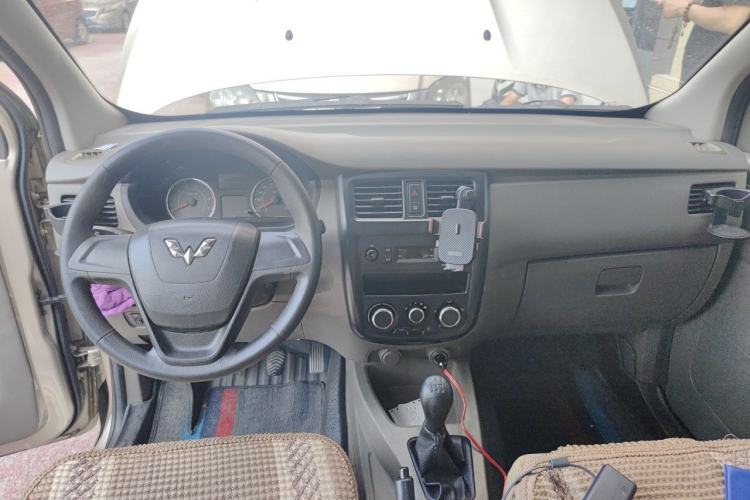 Used Wuling Rongguang V 2016 1.5L Practical Version Non-Power-Assisted Center Console