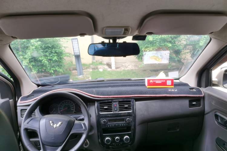 Used Wuling Rongguang V 2016 1.5L Standard Version Center Console