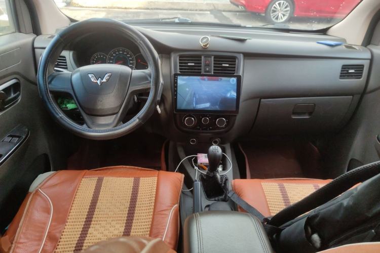 Used Wuling Rongguang V 2016 1.5L Standard Version Center Console