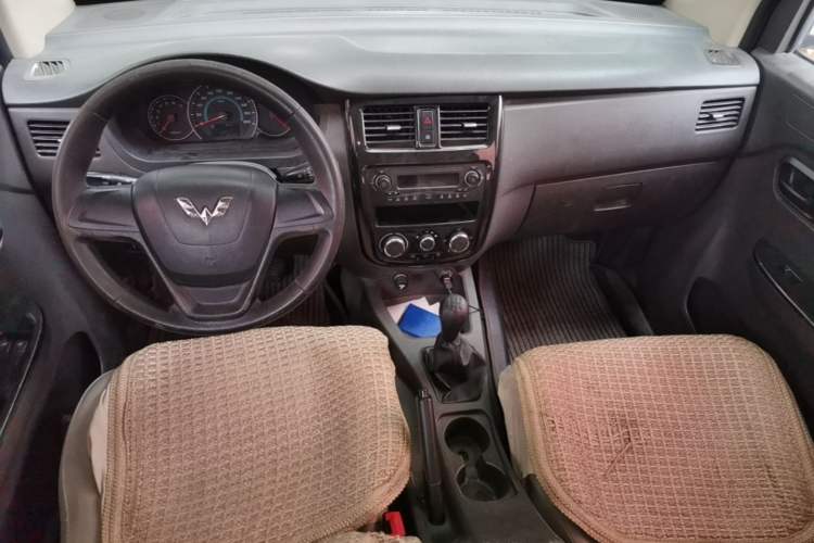 Used Wuling Rongguang V 2016 1.5L Standard Version Center Console