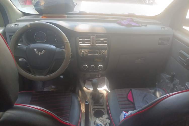 Used Wuling Rongguang V 2016 1.5L Practical Version Center Console