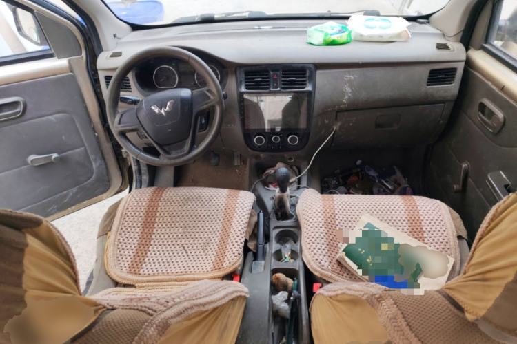 Used Wuling Rongguang V 2016 1.5L Practical Version Center Console