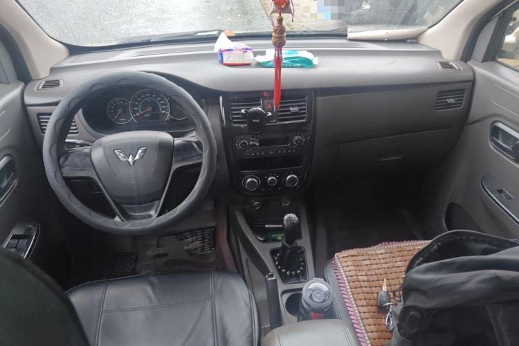 Used Wuling Rongguang V 2016 1.5L Standard Version Center Console