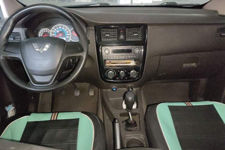 Used Wuling Rongguang V 2016 1.5L Standard Version Center Console