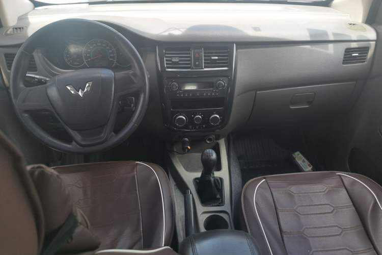 Used Wuling Rongguang V 2016 1.5L Standard Version Center Console