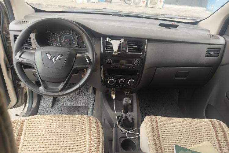 Used Wuling Rongguang V 2016 1.5L Standard Version Center Console