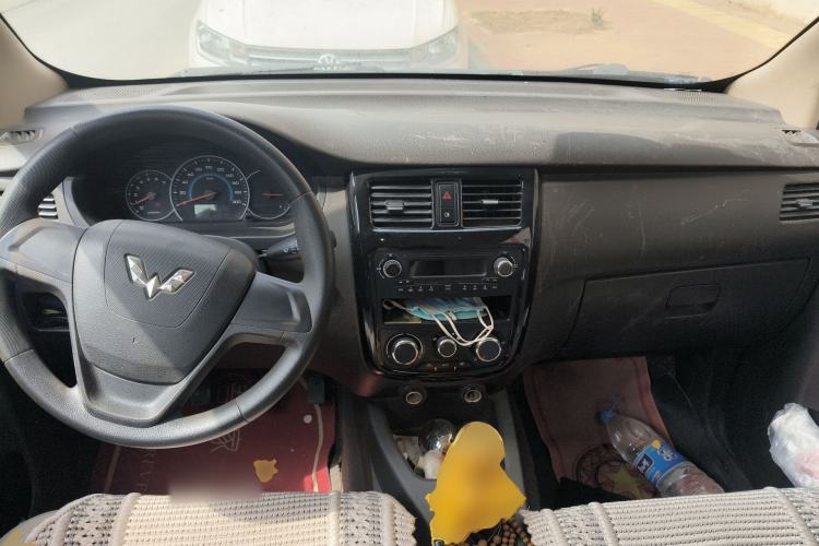 Used Wuling Rongguang V 2016 1.2L Standard Version Center Console
