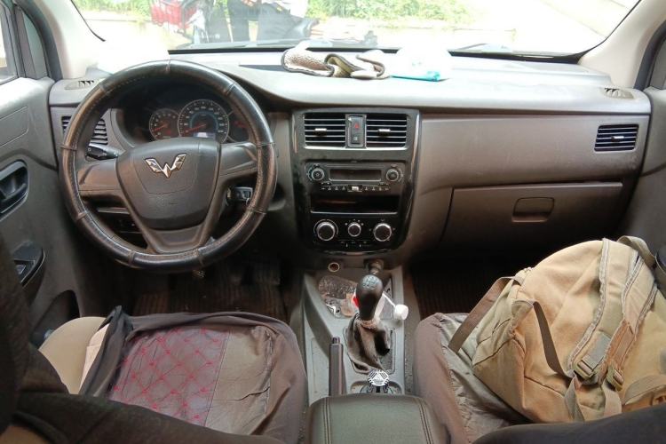 Used Wuling Rongguang V 2016 1.2L Standard Version Center Console