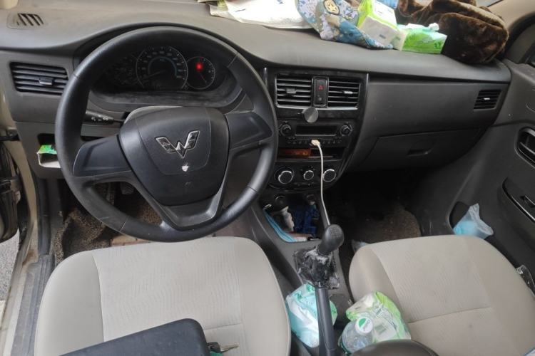 Used Wuling Rongguang V 2016 1.5L Standard Version Center Console