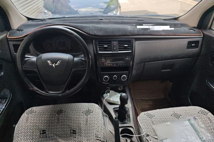 Used Wuling Rongguang V 2016 1.5L Standard Version Center Console