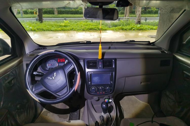 Used Wuling Rongguang V 2016 1.5L Practical Version Center Console