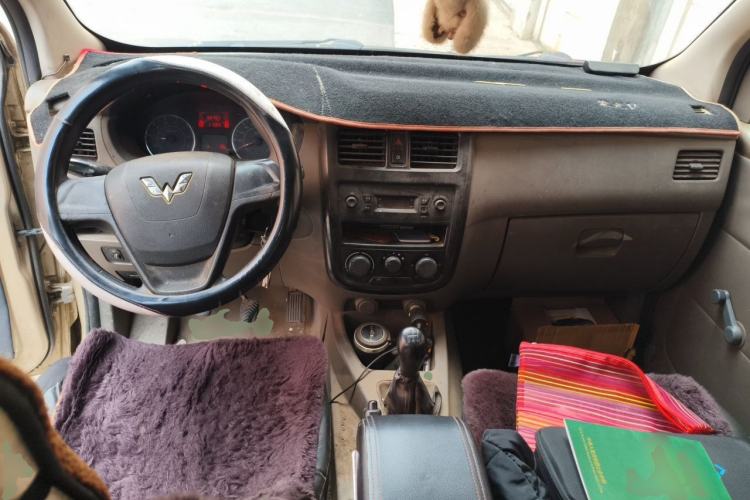 Used Wuling Rongguang V 2016 1.5L Practical Version Center Console