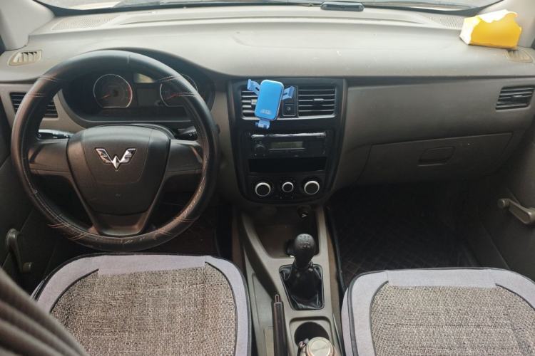 Used Wuling Rongguang V 2016 1.5L Practical Version Non-Power-Assisted Center Console
