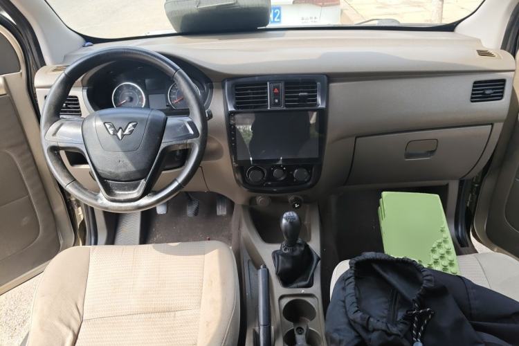 Used Wuling Rongguang V 2016 1.2L Practical Model Non-Power-Assisted Center Console