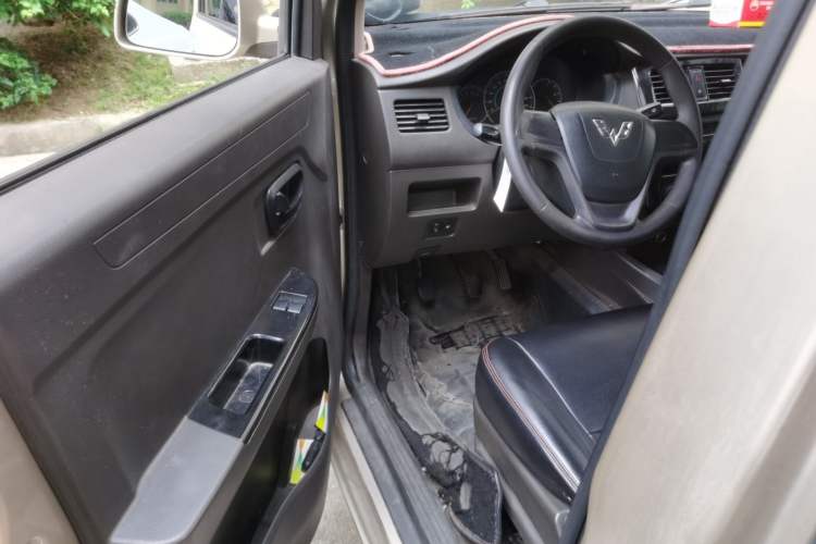 Used Wuling Rongguang V 2016 1.5L Standard Version Driver Seat