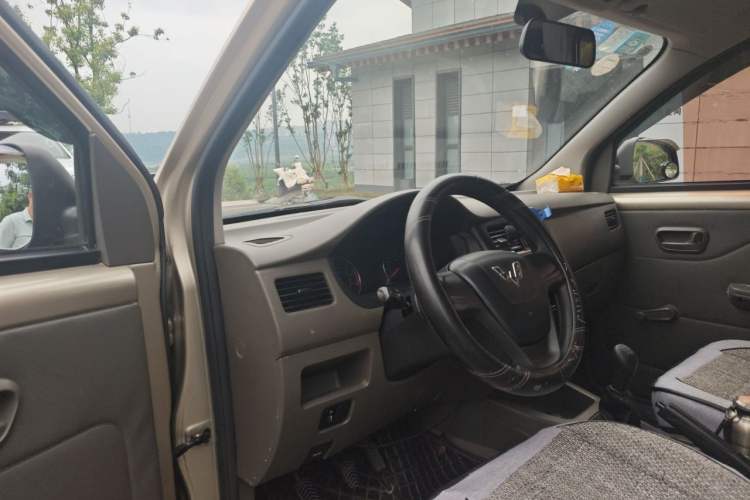 Used Wuling Rongguang V 2016 1.5L Practical Version Non-Power-Assisted Driver Seat
