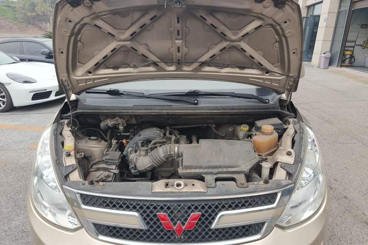 Used Wuling Rongguang V 2016 1.2L Standard Version Engine Bay
