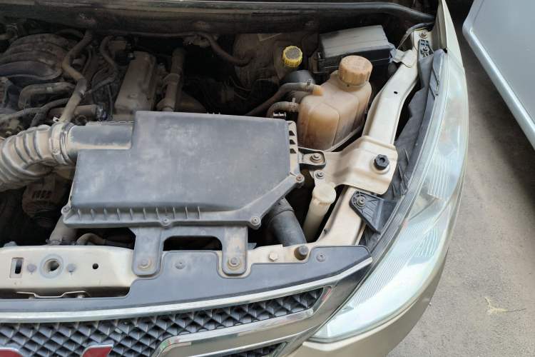 Used Wuling Rongguang V 2016 1.2L Standard Version Engine Bay Left
