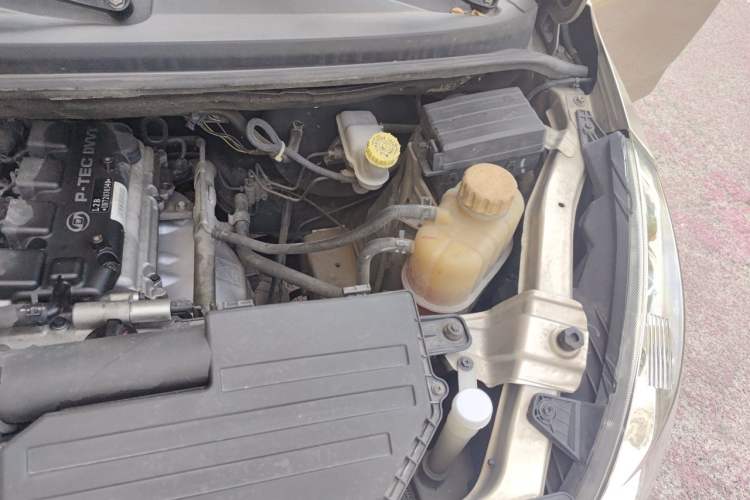 Used Wuling Rongguang V 2016 1.5L Practical Version Non-Power-Assisted Engine Bay Left