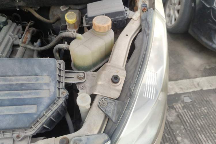 Used Wuling Rongguang V 2016 1.5L Standard Version Engine Bay Left