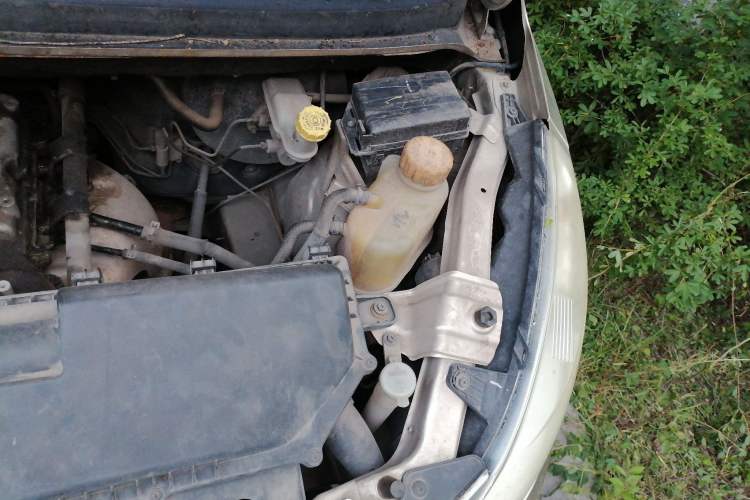 Used Wuling Rongguang V 2016 1.2L Practical Version Engine Bay Left