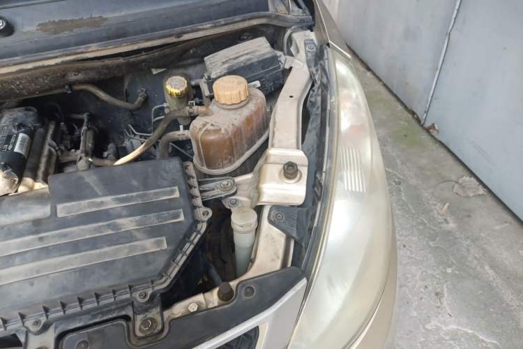 Used Wuling Rongguang V 2016 1.5L Practical Version Engine Bay Left