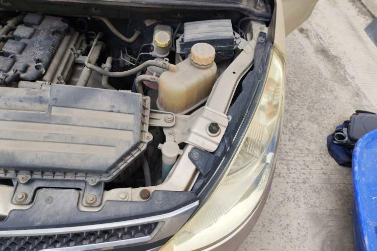 Used Wuling Rongguang V 2016 1.5L Practical Version Engine Bay Left