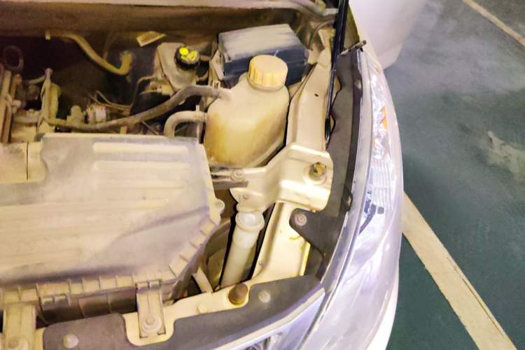 Used Wuling Rongguang V 2016 1.5L Standard Version Engine Bay Left