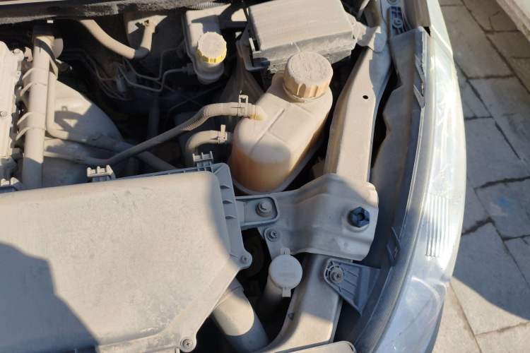 Used Wuling Rongguang V 2016 1.2L Practical Version Engine Bay Left