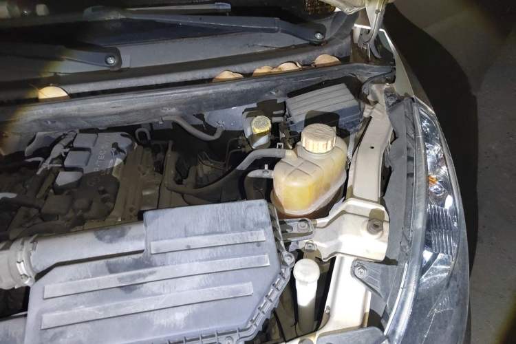 Used Wuling Rongguang V 2016 1.5L Standard Version Engine Bay Left
