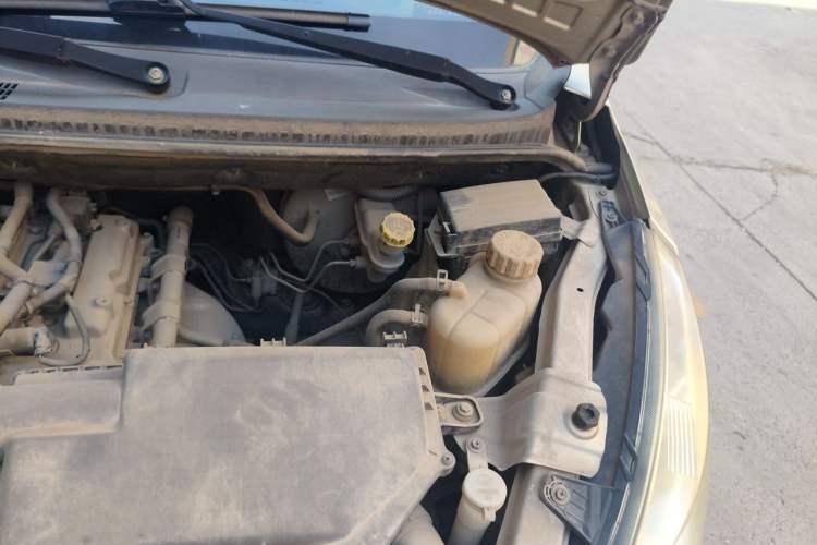 Used Wuling Rongguang V 2016 1.2L Standard Version Engine Bay Left