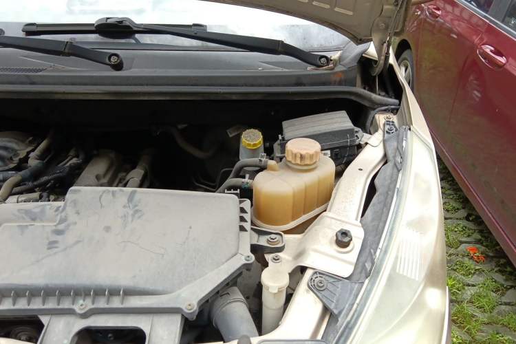 Used Wuling Rongguang V 2016 1.2L Standard Version Engine Bay Left