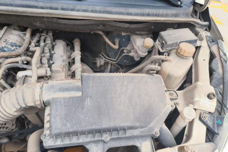 Used Wuling Rongguang V 2016 1.2L Practical Version Engine Bay Left