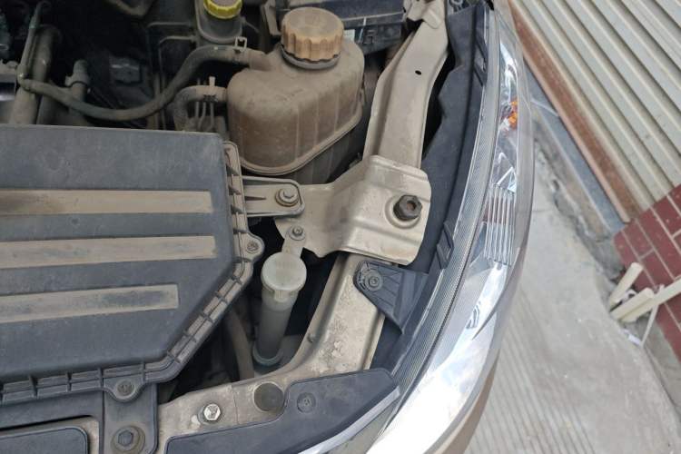 Used Wuling Rongguang V 2016 1.5L Standard Version Engine Bay Left
